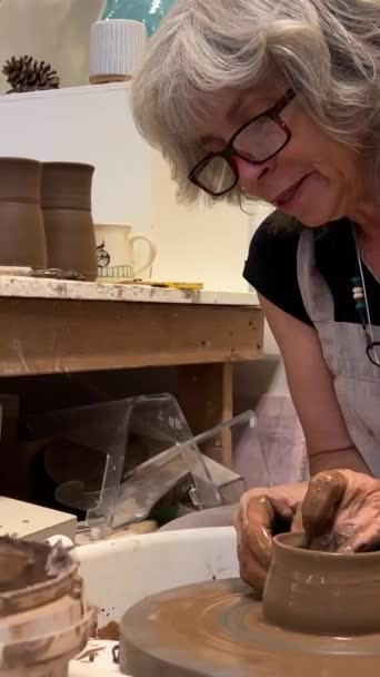Belle Adulte Exploré Femme Sculpte Vase Argile Elle Porte Des — Video