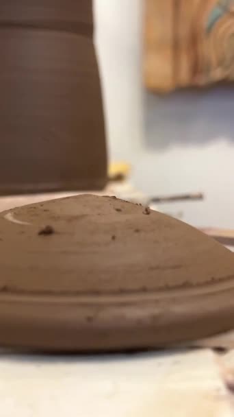 一个女人正在测量她立刻做出的一件陶器的盖子大小 她把它放在桌子上晾干了 现在她要为厨房做一个成品 — 图库视频影像