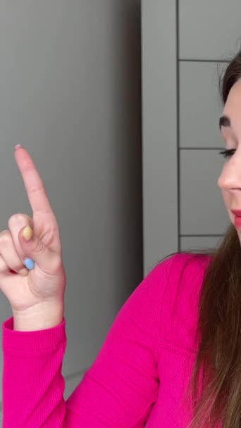 Chica Americana Señalando Con Dedo Índice Cámara Invitando Con Gesto — Vídeo de stock
