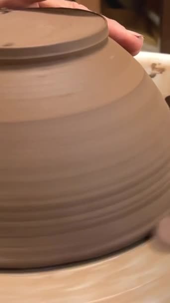 陶工大师级陶器轮制作厨房用具用陶器的艺术女人的手把多余的粘土切碎了 — 图库视频影像