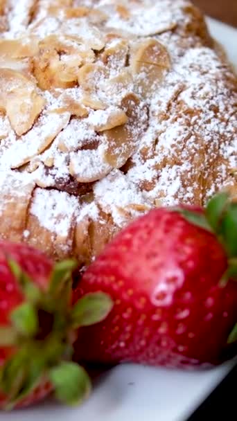 Läckra Färska Franska Croissant Med Jordgubbsfyllning Och Kopp Aromatiskt Kaffe — Stockvideo