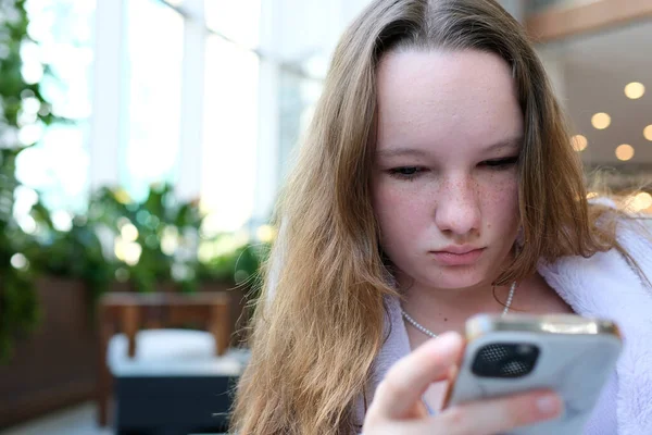 Молодая Девушка Веснушками Европейская Женщина Сидит Телефоном Руках Холле Отеля — стоковое фото