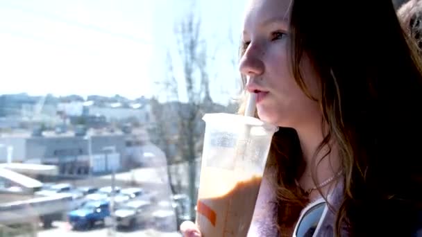 Flicka Kollektivtrafik Drycker Dricka Från Halm Från Plastglas Bubble Tea — Stockvideo
