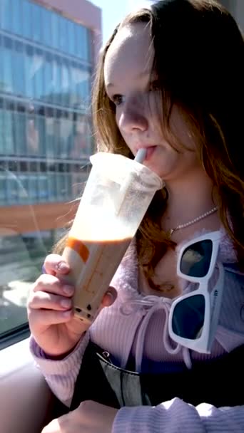 Mädchen Öffentlichen Verkehrsmitteln Trinkt Getränke Aus Stroh Aus Plastikglas Von — Stockvideo