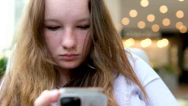 Ένα Νεαρό Κορίτσι Φακίδες Μια Ευρωπαία Κάθεται Ένα Τηλέφωνο Στα — Αρχείο Βίντεο
