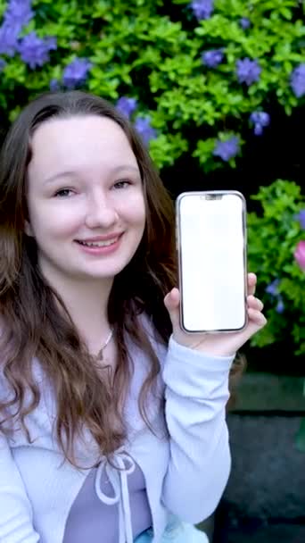 Blízkosti Keře Tulipány Mladá Dívka Ukazuje Telefon Bílou Obrazovkou Překvapení — Stock video