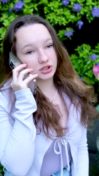 Spokojna Rozmowa Przez Telefon Ulicy Młoda Dziewczyna Telefonem Rękach Jasnowłosa — Wideo stockowe