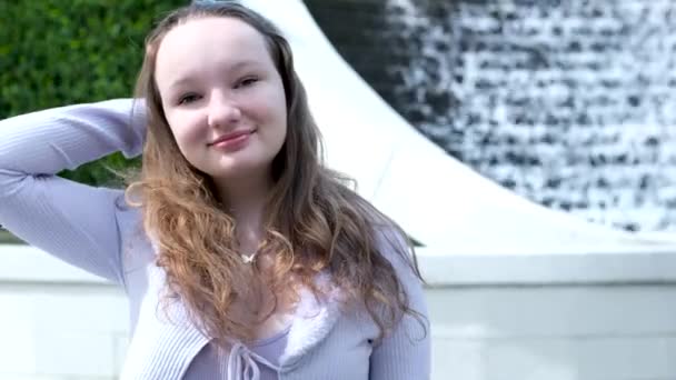 Vancouver Şelalenin Yanında Güneşli Bir Caddede Duran Genç Kız Parmak — Stok video