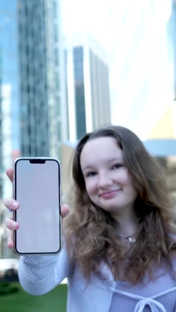 Backdrop Skyscraper Downtown Vancouver Young Girl Shows Phone White Screen — Stock Video