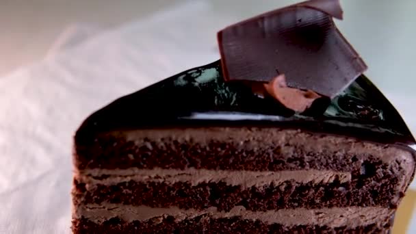 초콜릿 케이크에 묻었어 집에서 디저트에 초콜릿 담한다 비스킷 케이크 장식을 — 비디오
