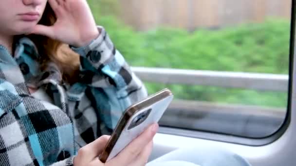 Kobieta Ręcznie Korzystanie Telefonu Komórkowego Jazda Autobusem Siedzi Pobliżu Okna — Wideo stockowe