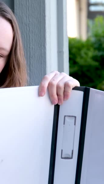 Σχέδιο Μάθημα Έφηβος Κορίτσι Αντλεί Ένα Μεγάλο Σημειωματάριο Ένα Φάκελο — Αρχείο Βίντεο