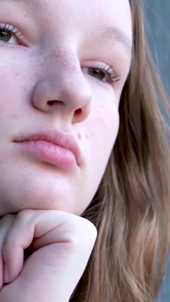 Smutný Zamyšlený Soustředěný Obličej Mladé Dospívající Dívka Dívka Drží Tužku — Stock video