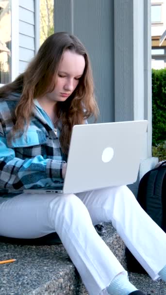 Дівчина Підліток Вчиться Сидіти Тлі Сірого Будинку Ноутбуці Друкувати Роботи — стокове відео