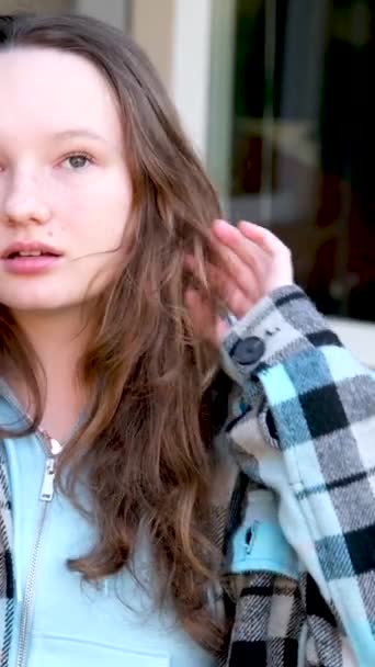 Detail Portrét Hezké Smějící Mladý Smíšené Závod Dospívající Dívka Kudrnaté — Stock video