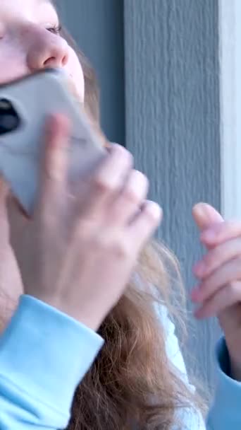 Mulher Bonita Conversando Telefone Celular Enquanto Sentado Com Computador Portátil — Vídeo de Stock
