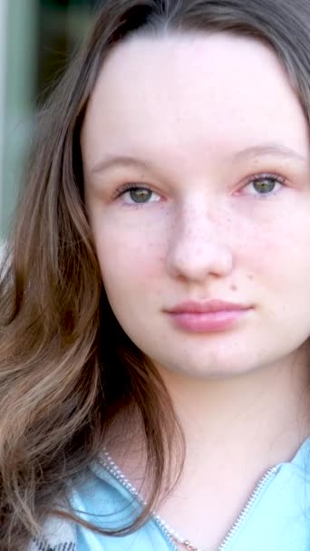 Junge Studentin Aus Dem Mittleren Osten Lächelt Glücklich Mit Dem — Stockvideo
