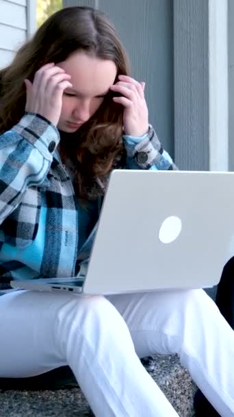 Dospívající Dívka Laptopem Sedícím Verandě Domu Ona Dívá Zprávy Dělá — Stock video