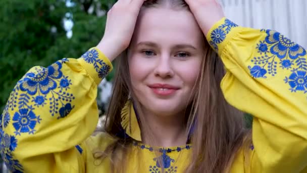 Belle Jeune Fille Redresse Ses Cheveux Blonds Blouse Jaune Avec — Video