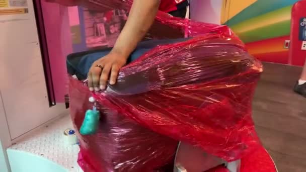 Ponto Embalagem Bagagem Filme Plástico Vermelho Rodeia Mala Verde Azul — Vídeo de Stock
