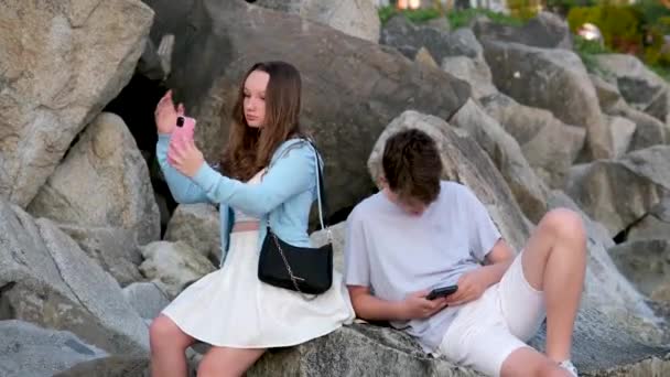 Έφηβοι Περνούν Χρόνο Μαζί Βράχους Κάθεται Κορίτσι Κινητό Τηλέφωνο Για — Αρχείο Βίντεο