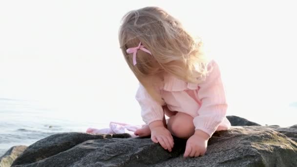 Маленькая Девочка Исследует Мир Своей Рукой Глядя Живых Существ Червей — стоковое видео