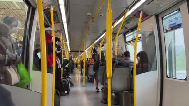 Transport Commun Sky Train Personnes Différentes Nationalités Entrent Dans Train — Video