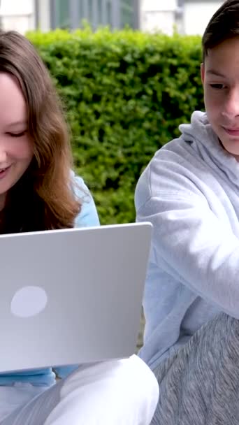 Training Jongens Meisje Buurt Laptop Zitten Portiek Huis Sterke Verrassing — Stockvideo