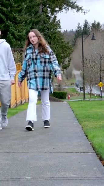 Oğlan Kızı Eve Götürür Okuldan Gitmek Sırt Çantası Taşımak Ağır — Stok video