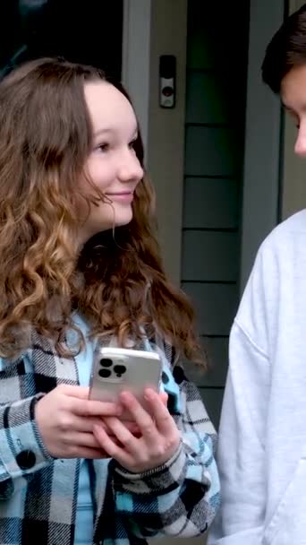 Έφηβοι Μιλώντας Κοιτάζοντας Τηλέφωνο Δείχνει Κοινωνικά Δίκτυα Άλλους Λογαριασμούς Προφίλ — Αρχείο Βίντεο