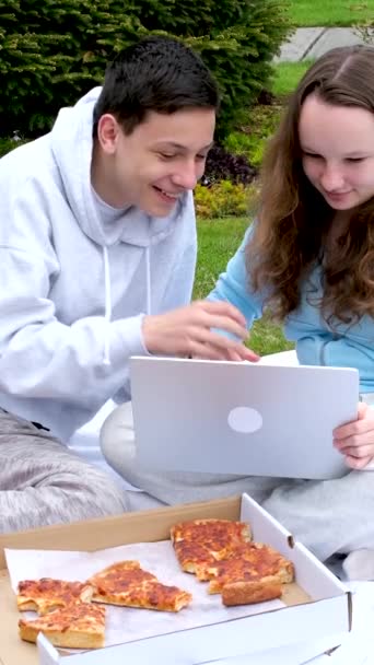 Amerykańscy Studenci Siedzieć Białym Kocu Trawie Piknik Pizza Siedzieć Laptopie — Wideo stockowe