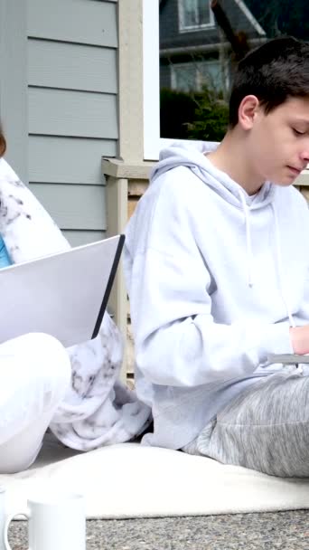 Relacionamento Agradável Adolescente Menino Menina Fazendo Aulas Juntos Laptop Alpendre — Vídeo de Stock