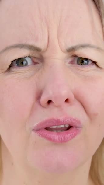 Rozzlobená Nespokojená Naštvaná Žena Ukazující Ruce Jít Pryč Pokrčení Ramen — Stock video