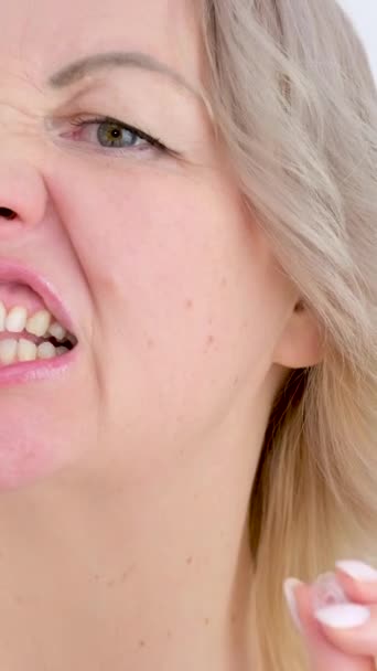 Блондинка Средних Лет Наслаждается Между Зубной Щеткой Чистка Зубов Грязь — стоковое видео