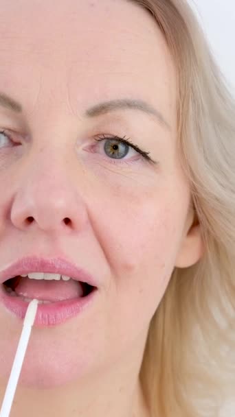 Seorang Wanita Melakukan Makeup Wajahnya Sendiri Menerapkan Lipstik Dan Lip — Stok Video