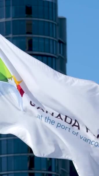 カナダ国旗掲揚 カナダバンクーバーのダウンタウンの場所と商業ビル晴れた夏の日に水から見た カナダのブリティッシュコロンビア州 カナダのバンクーバー2023 — ストック動画