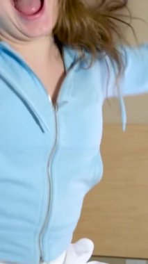 Komik, sevimli, mutlu bir kız çocuğu yatağa atlıyor, şarkı söylüyor, Amerikalı bir çocuk eğleniyor. Yatak odasında tek başına müzik eşliğinde dans ederek şarkıcının keyfini çıkar.