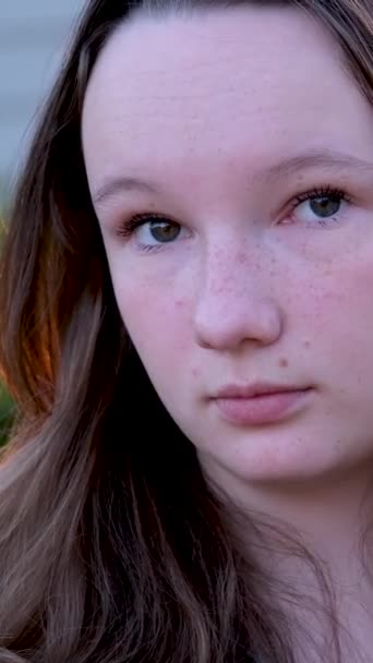 Emotionen Von Teenager Mädchen Auf Der Straße Während Des Sonnenuntergangs — Stockvideo