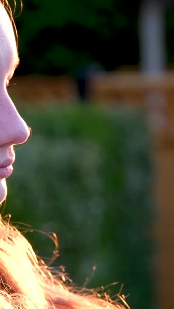 Meisje Bij Zonsondergang Straightens Haar Kijkt Naar Het Scherm Van — Stockvideo