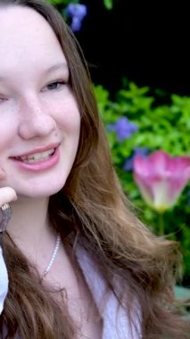 Uzaktan iletişim kuran genç bir turistin portresi akıllı telefonla konuşuyor. Şehir caddesinde yürüyen bir kız beklenmedik bir şekilde iyi haber dedikodusu yapıyor. Kasaba yaşam tarzları