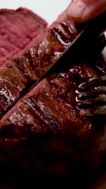 Bifteği Ikiye Böldüm Tahta Bir Kesme Tahtasının Üzerinde Bıçakla Yakın — Stok video