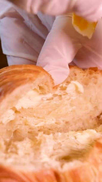 Close Rukavice Ruce Dát Tři Kousky Mramoru Sandler Uprostřed Croissant — Stock video