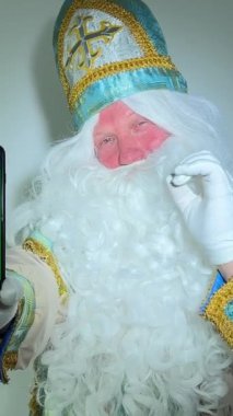 Sinterklaas beyaz arka planda ABD 'nin portresini yaptı. Hollandalı Noel Baba St Nicholas Yeni yıl 'da beyaz, zengin sakallı ve St. Nicholas' ın altın mavisi takım elbiseli stüdyo reklamında beyaz arka planda