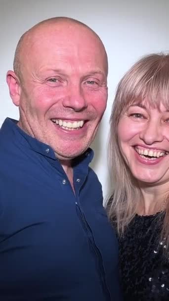 Paar Das Der Küche Steht Lächelt Die Kamera Glückliche Ehefrau — Stockvideo