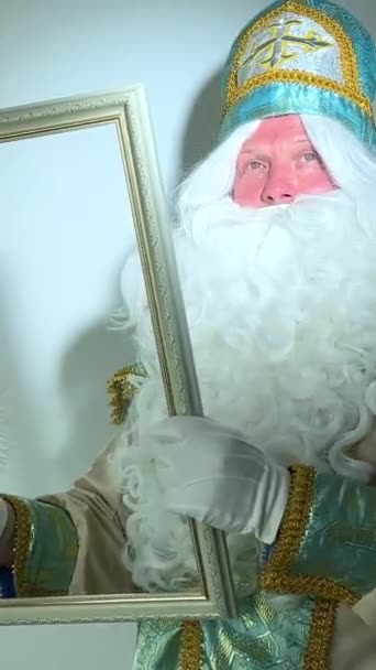 Santo Nicholas Disegna Una Cornice Vuota Bianco Soffice Barba Vestito — Video Stock