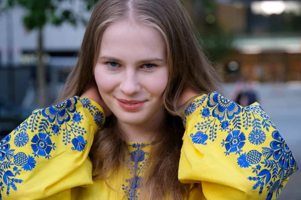 Руки Молодой Девушки Держат Украинский Флаг Девушка Вышитой Рубашке Свободная — стоковое фото
