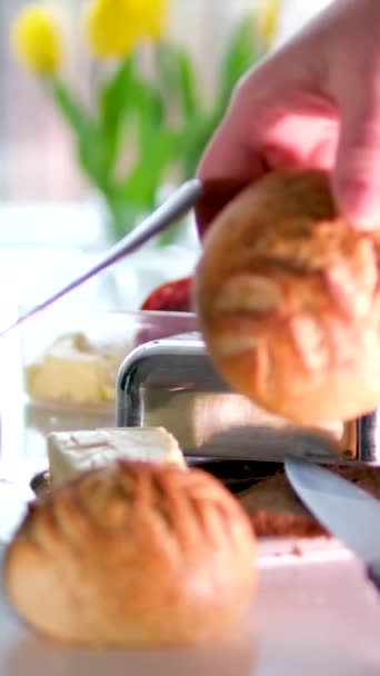 Vrouwelijke Hand Heerlijk Vers Gebakken Zelfgebakken Broodje Zelfgemaakt Ontbijt Melk — Stockvideo