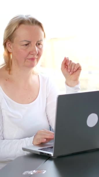 컴퓨터 프리랜서 여성은 온라인으로 머리를 생각을 — 비디오