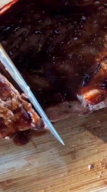 Acılı kömürün üzerinde baharatlı pirzola panoraması var. Yüksek kalite 4k görüntü