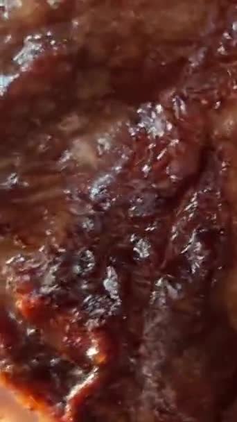 おいしいバーベキューステーキを調理の1つのプロセスのナイフのいくつかのビデオでカットおいしい料理を提供する血液ステーキとバーベキュー新鮮な牛肉肉 高品質4K映像 — ストック動画